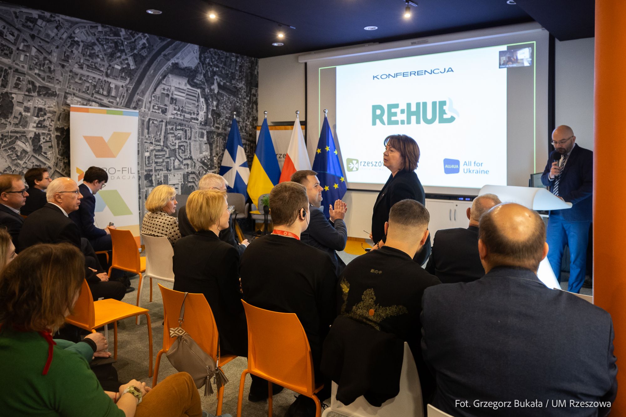 zdjęcie z konferencji Re: Hub, dotyczącej pomocy ofiarom wojny na Ukrainie w Rzeszowskim Urban Labie, fot. Grzegorz Bukała, Urząd Miasta Rzeszowa